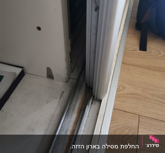 מסילת דלת הזזה עם מסגרת עץ ורצפת עץ